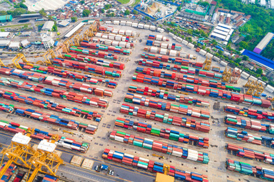 集裝箱船在進出口與商業(yè)物流中的關鍵作用 從起重機俯視到海港鳥瞰的貿(mào)易全景