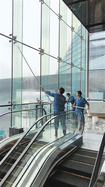 曲江新區以文明和諧、干凈整潔面貌喜迎雙節，專業建筑物清潔服務扮靚城市窗口