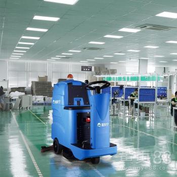 小型駕駛式洗地機 提升倉庫車間與停車場清潔效率的利器