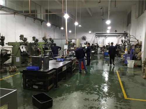 壓縮彈簧廠車(chē)間人員清潔大掃除